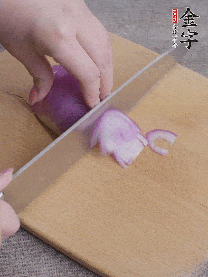 洋蔥切絲、蔥切段。