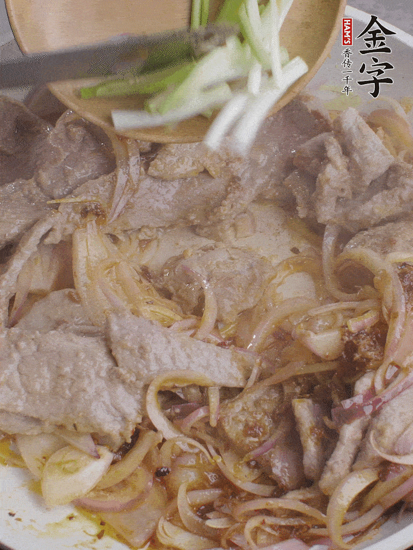 下牛肉、蔥段快炒。