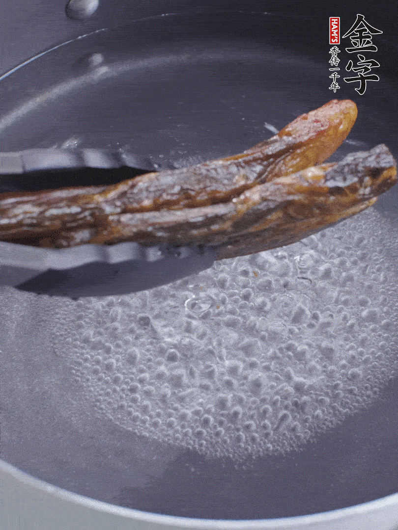 金字醬油肉水煮15分鐘，切薄片。