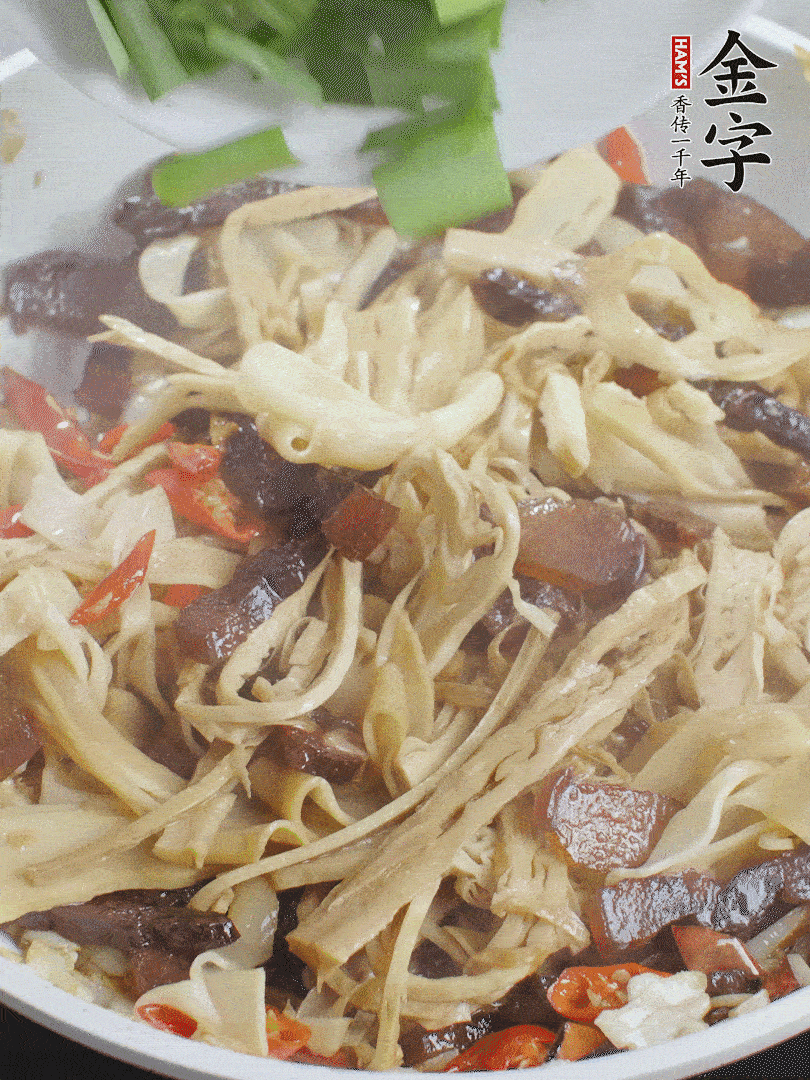 翻炒均勻，下蒜葉。