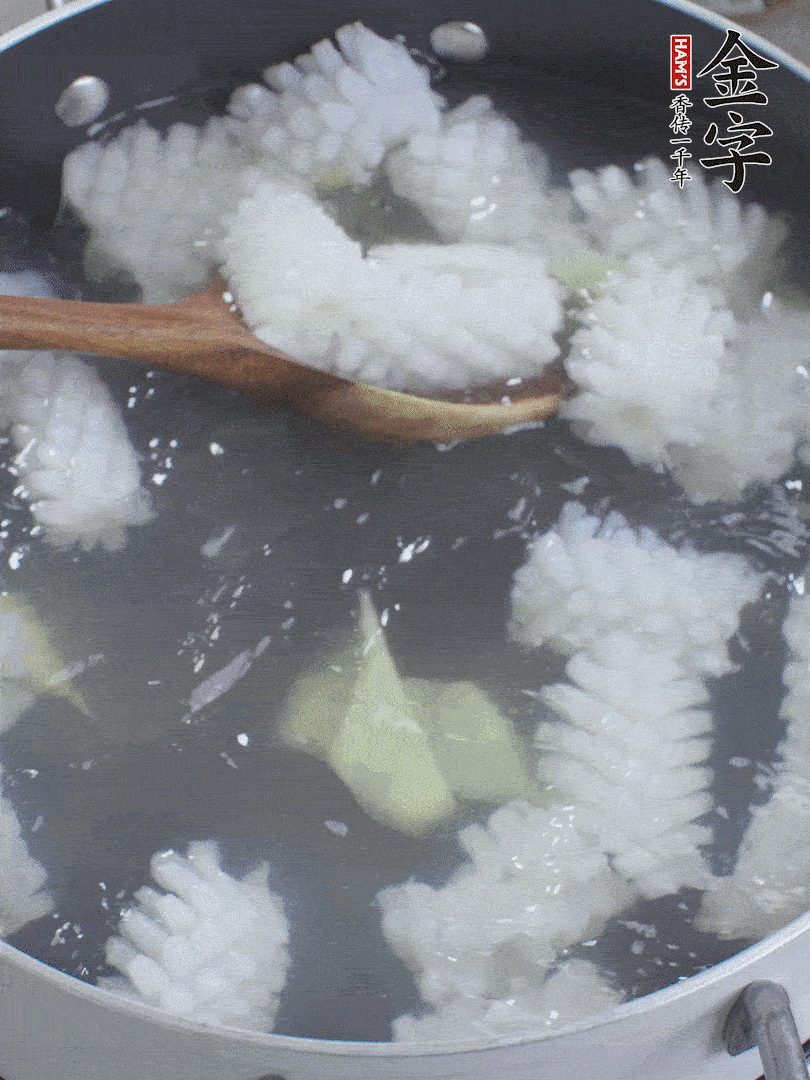 魷魚解凍后，加姜片、料酒汆燙30秒。