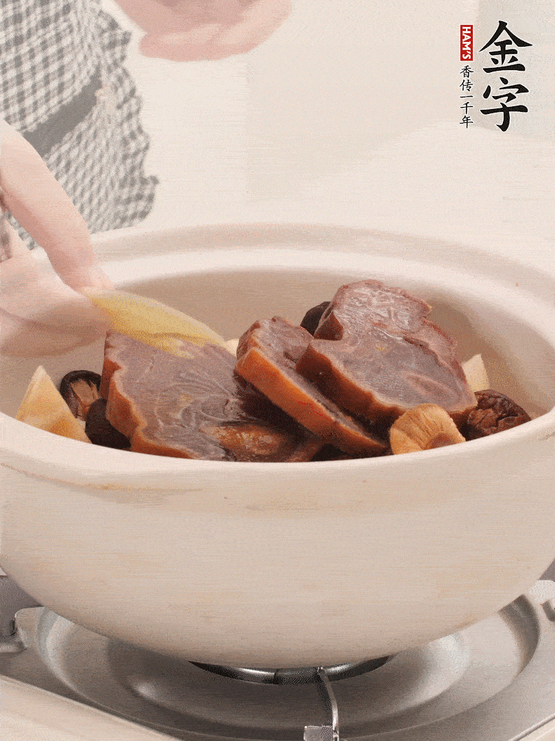 火腿、蓮藕、香菇放入砂鍋，加2片姜片，加水沒(méi)過(guò)1指。