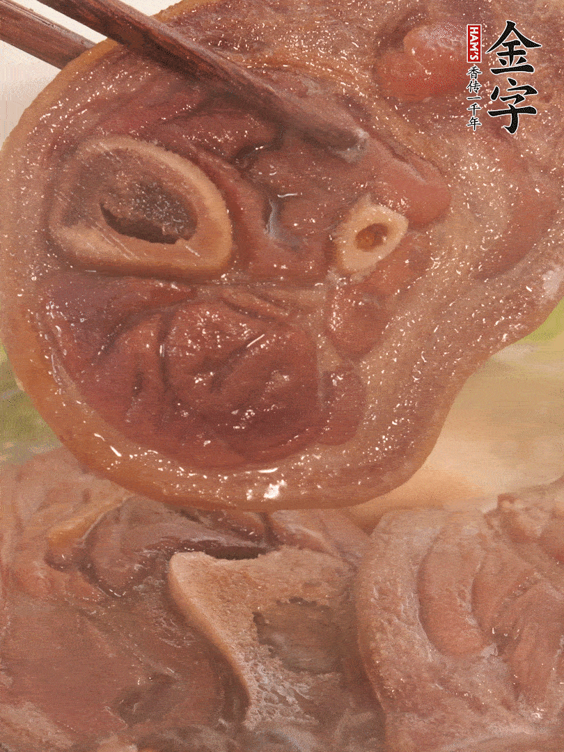 大火燒開(kāi)后，調(diào)成小火燜煮30分鐘，煮至蓮藕軟糯。