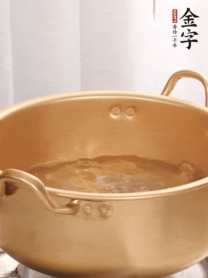 排骨加姜片、料酒，冷水下鍋焯水，撇去浮沫。