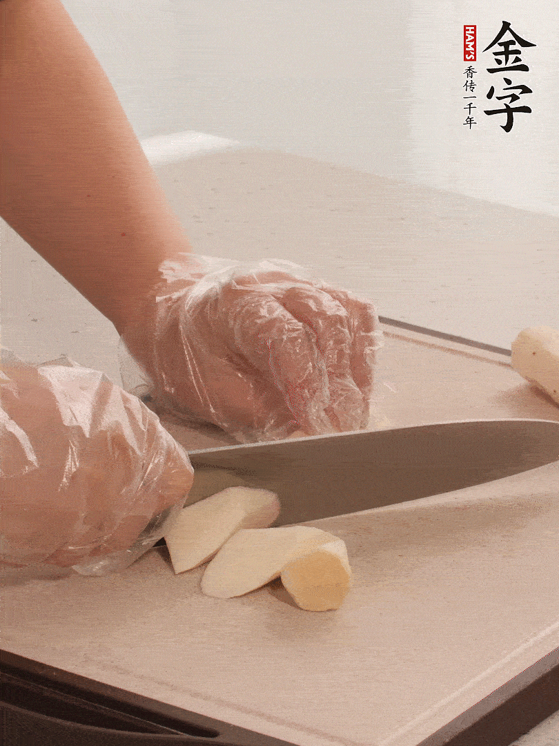 鐵棍山藥洗凈削皮，切斜刀塊。