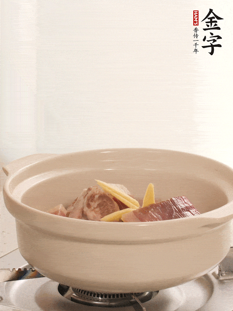 湯鍋放入排骨、火腿、姜，加適量水。煮開后轉(zhuǎn)小火燉40分鐘。