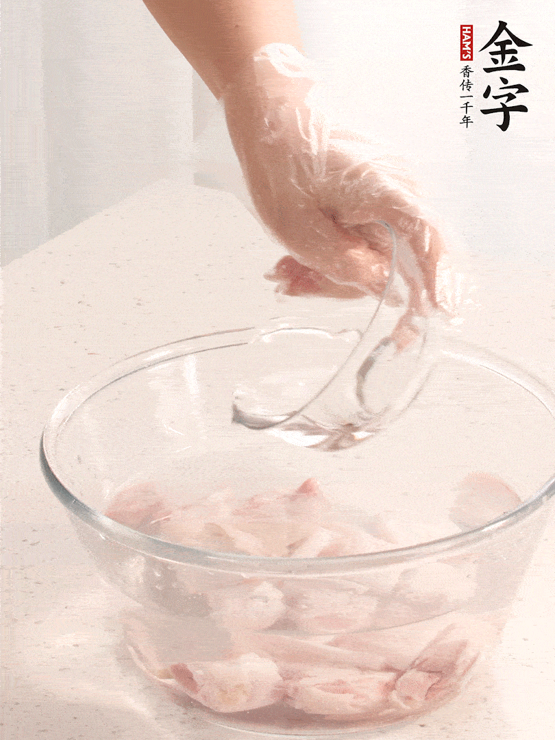 豬蹄除去雜毛、刮去油膩，斬成大塊，冷水浸泡半小時(shí)出血水，冷水下鍋，放入姜片、醋去腥，水燒開大約2分鐘，撈出。（白醋能夠讓豬蹄更白凈）