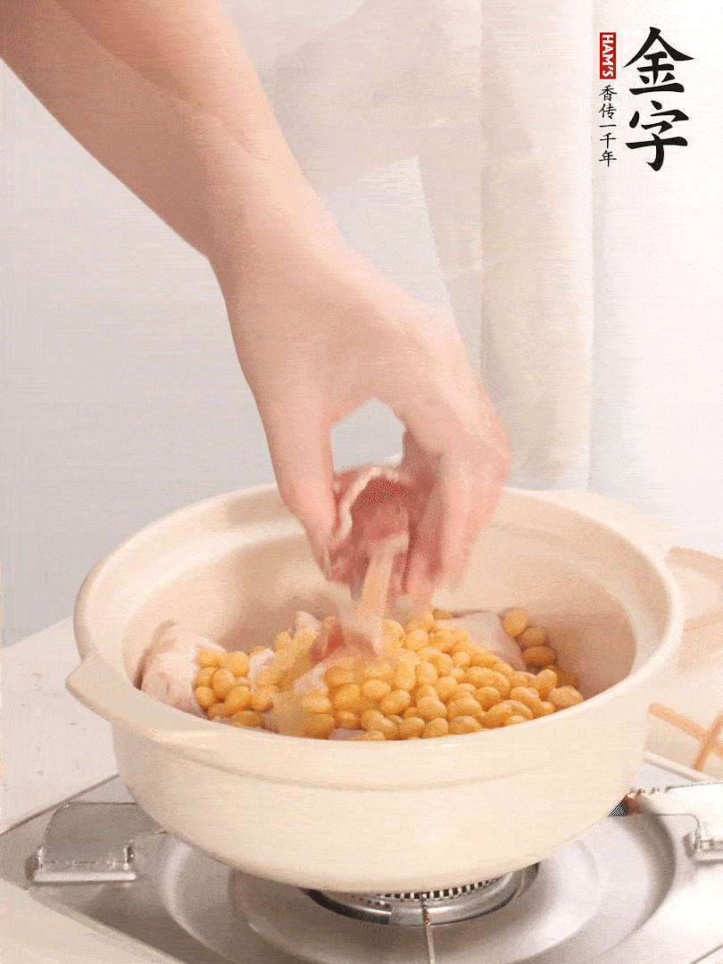 湯鍋放入豬蹄、姜片，加入黃豆、火腿，倒入足量的清水、適量料酒。