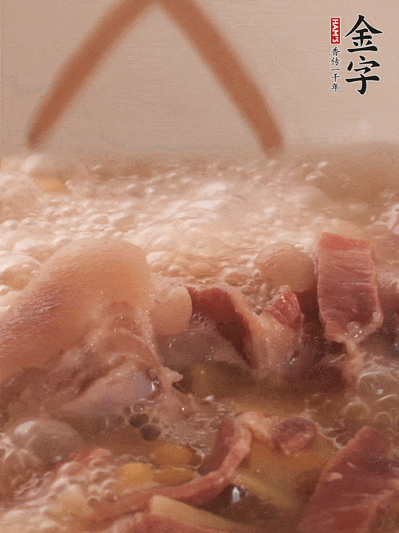 大火將水煮開后，蓋上鍋蓋，轉(zhuǎn)小火慢燉1個(gè)半小時(shí)。