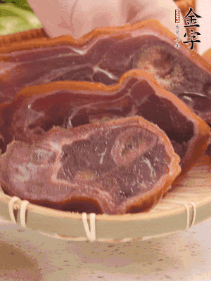 金字火腿蹄片溫水泡10分鐘。