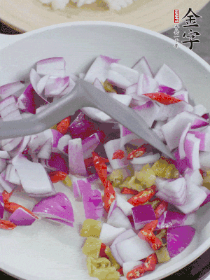 冷鍋熱油，下洋蔥、小米辣、泡椒，炒出香味。