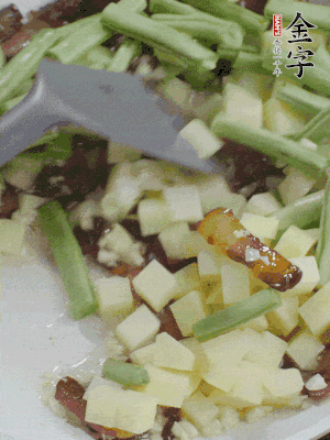 下蒜末、豆角、土豆塊翻炒。