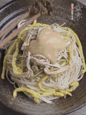 生抽1勺、醋1勺、芝麻醬1勺、金字火腿大師醬1勺。