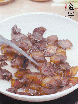 熱鍋少油，醬油肉煸出油脂，盛出。