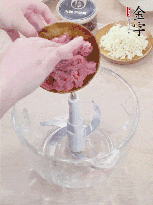 牛肉攪成牛肉泥。