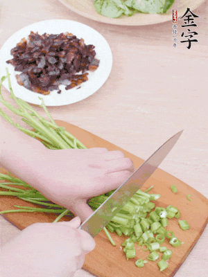 空心菜摘掉葉子，菜梗切成丁。