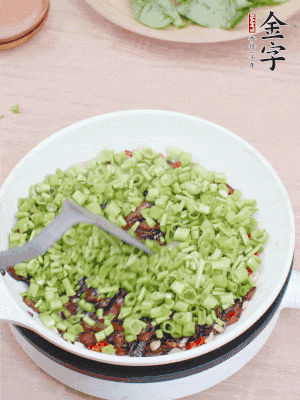 下菜梗翻炒，混合醬油肉。