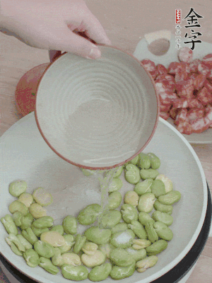 鍋中少油，下蠶豆略炒，加1/2勺鹽、一點(diǎn)糖、少許水炒勻。