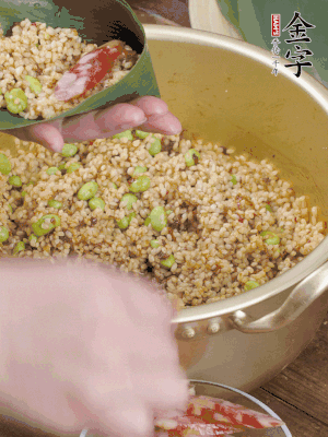 兩片粽葉1/2處葉尾相疊，中間卷成圓錐后裝入餡料。