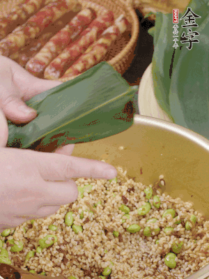 粽葉往下折，完全蓋住，兩側(cè)捏緊。