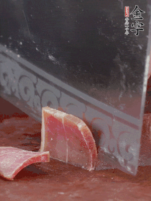 取金字火腿塊150g，切成薄片。生姜切片。