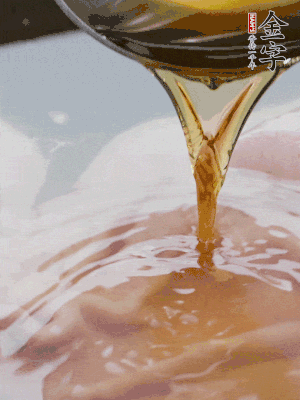 洗凈后冷水下鍋，加黃酒焯水。