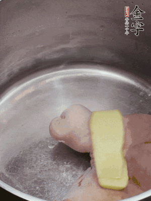 撈出洗凈后，加蔥姜、黃酒二遍焯水。