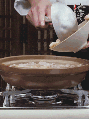 燜煮30分鐘，下花生、紅棗煮5分鐘。（花生提前預煮15分鐘）