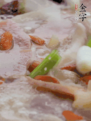 最后下枸杞、蒜白。