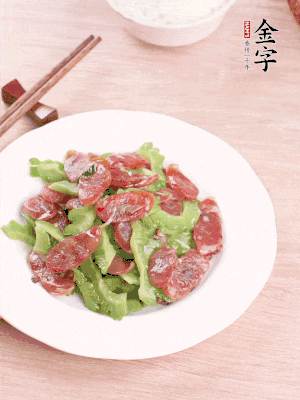 一小撮糖調(diào)味。