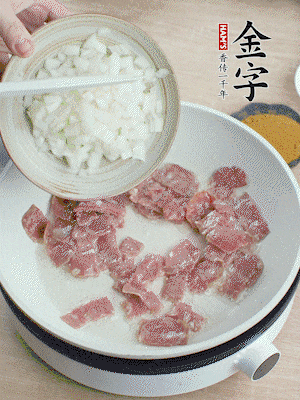 依次下洋蔥、紅菜椒、豌豆粒、玉米粒翻炒均勻。