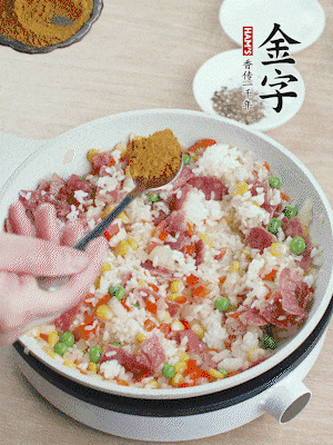 1勺咖喱粉、1/2勺鹽，少許黑胡椒碎炒均。