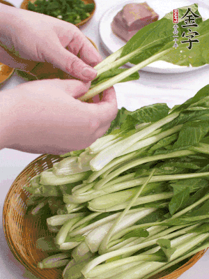 小青菜掰成一片片。