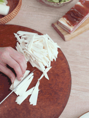 茭白切細(xì)絲，鹽水中浸泡防止氧化。