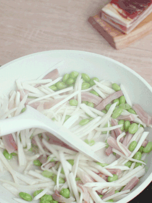 下茭白絲、青豆翻炒。