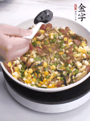 加2勺生抽、1勺蠔油、半勺老抽調(diào)味。