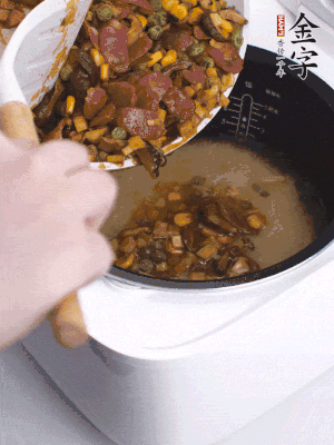 鋪在洗好的大米上，加清水，與食材持平。