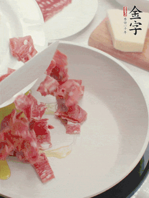 橄欖油煸香金字培根火腿。依次下豌豆、蝴蝶面、洋蔥。