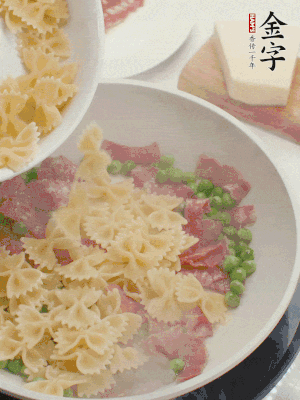 1小勺鹽調味，混合一起燉煮一下。