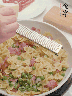 收汁后加入帕爾瑪芝士、歐芹碎和檸檬汁。