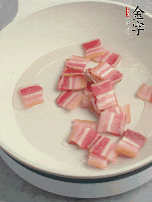 鍋中少許油，金字淡咸肉煸香。