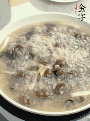 放辣椒，加一點鹽、糖，大火翻炒。