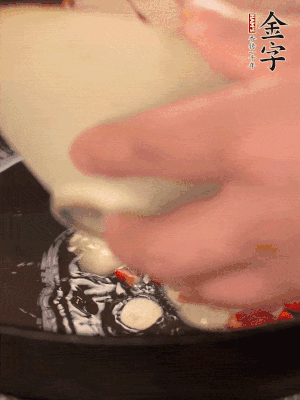 豬油潤鍋，下辣椒、大蒜、火腿片煸香。