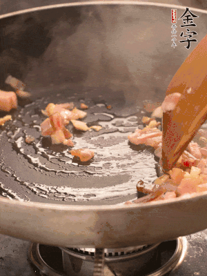 熱油爆香大蒜粒，煸香咸肉丁，淋一勺黃酒調味。