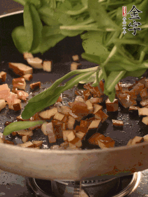 再放香干煸炒，最后放馬蘭頭翻炒至變軟。