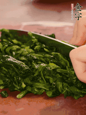 洗凈的菠菜加鹽焯水，撈出晾涼后攥干切碎。胡蘿卜切細(xì)絲。金字烤腸切園片。