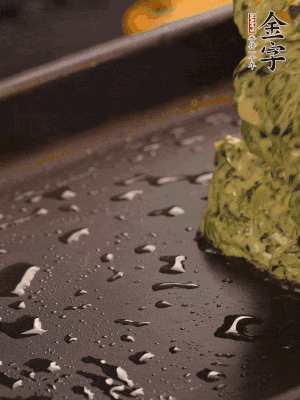 熱鍋擦一下油，下面糊攤平。