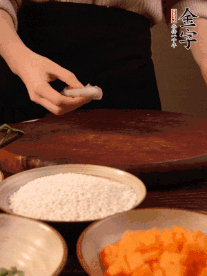 胡蘿卜去皮切丁。蝦仁切小塊。糯米提前浸泡半天。