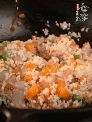 加入糯米翻炒均勻。最后加入蝦仁，用1勺料酒、1勺生抽、1/2勺鹽調(diào)味。