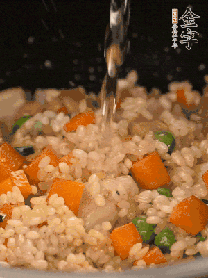 把食材轉(zhuǎn)移到電飯鍋中，倒入點(diǎn)清水，正常煮飯。